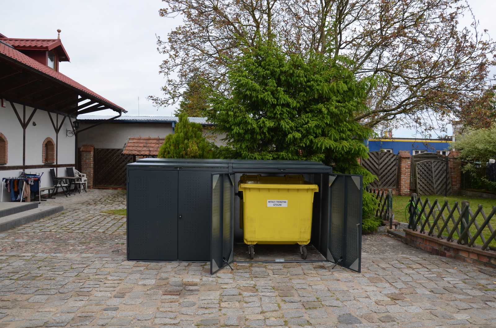 Geöffnete MBOX Mülltonnenbox mit Großmüllbehälter