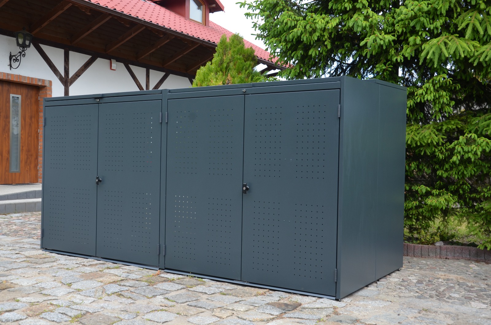 MBOX Mülltonnenbox geöffnet im Sommer